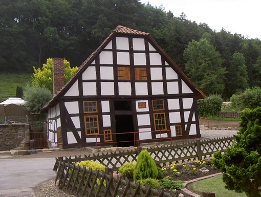 Aufarbeiten der historischen Fenster und Türen Aufarbeiten der historischen Fenster und Türen