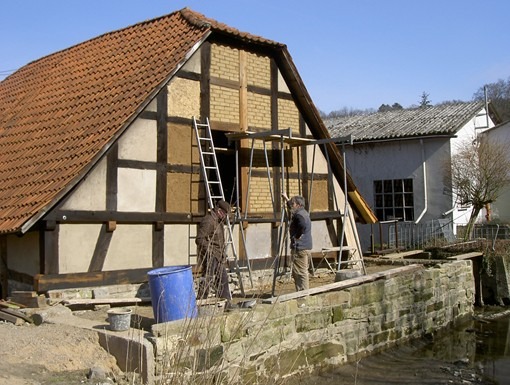 Ausmauern und Putzen der Gefache mit Lehm Ausmauern und Putzen der Gefache mit Lehm