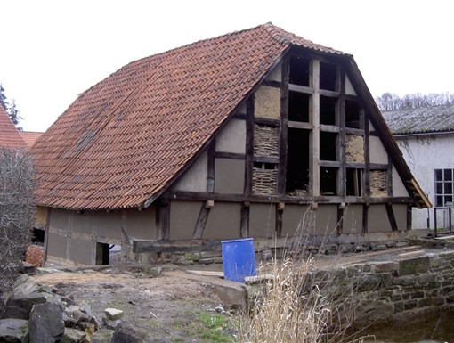 Ausmauern und Putzen der Gefache mit Lehm Ausmauern und Putzen der Gefache mit Lehm