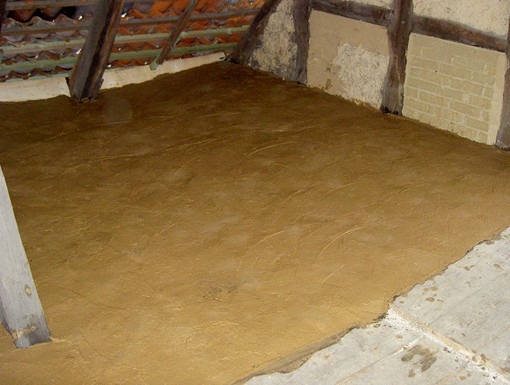 Einbau des neuen Lehmschlags auf Deckenschalung Einbau des neuen Lehmschlags auf Deckenschalung