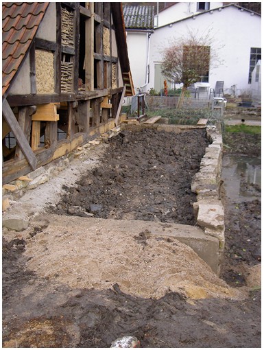Einbau von Ton zum Abdichten der Teichwand Einbau von Ton zum Abdichten der Teichwand
