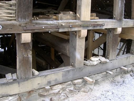 Erneuerung der Schwellhölzer, Stiele, Riegel, Deckenbalken Erneuerung der Schwellhölzer, Stiele, Riegel, Deckenbalken