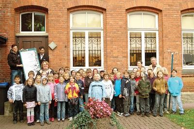 Heimatgeschichte kann auch Spaß machen: Zur Erinnerung an viele Museumsbesuche stiften Christoph Ehleben und Bernd Kirchhoff vom Heimatverein der Grundschule Exten eine Zeittafel. Foto: sku Heimatgeschichte kann auch Spaß machen: Zur Erinnerung an viele Museumsbesuche stiften Christoph Ehleben und Bernd Kirchhoff vom Heimatverein der Grundschule Exten eine Zeittafel. Foto: sku